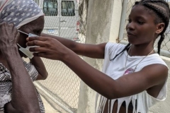 08_2020_05_Batey9_CovidEvent_LadyMaskHelp1-scaled